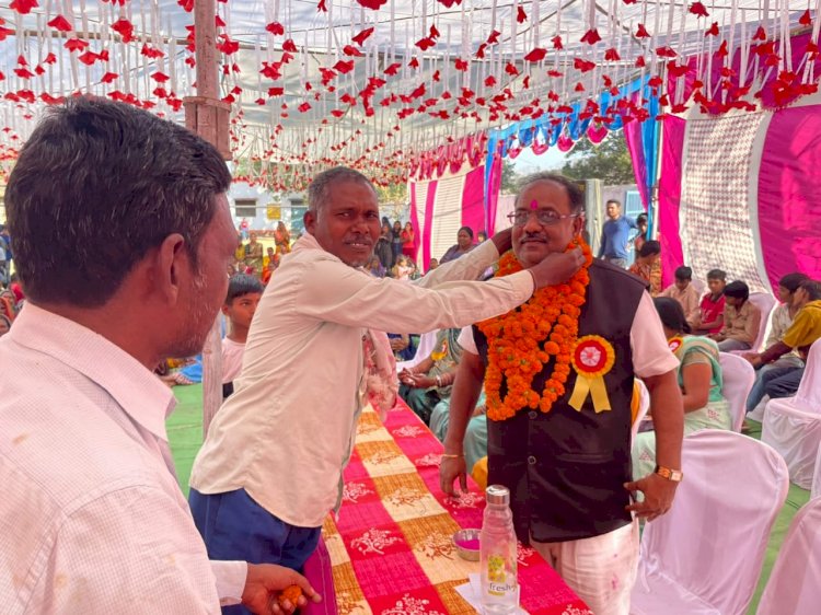 पंडरिया जनपद पंचायत सदस्य काशीनाथ सिंह ग्राम रहमान कापा प्राथमिक शाला स्कूल में आयोजित वार्षिक उत्सव कार्यक्रम में हुए शामिल