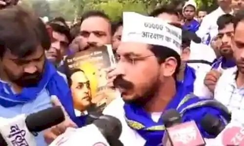 रायपुर CG : भीम आर्मी के कार्यकर्ताओं को पुलिस ने बूढ़ापारा धरनास्थल के समीप रोका.