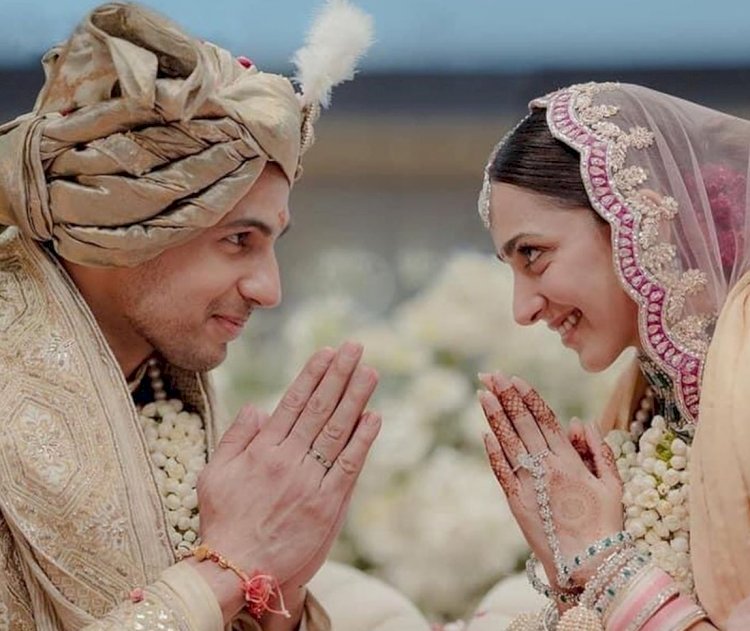 Sidharth-Kiara Wedding Photos: सात जन्मों के बंधन में बंधे कियारा-सिद्धार्थ... शादी की पहली तस्वीरें आईं सामने... बोले- हमारी परमानेंट बुकिंग हो गई है... देखें तस्वीरें....