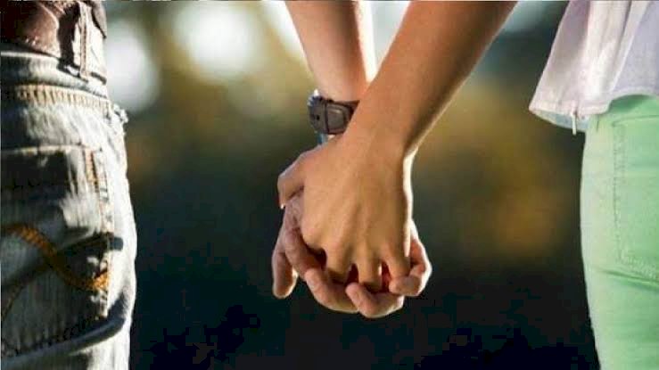 Love Story: 42 साल बाद प्रेमी को अस्पताल में देख रो पड़ी प्रेमिका... घरवालों के विरोध की वजह से जवानी में नहीं मिल पाए दो प्रेमी... अब हुई दोबारा मुलाकात और कर ली शादी.....