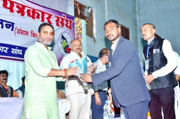 CG:पत्रकारिता का उद्देश्य समाज की बुराईयों को दूर कर जागरूकता लाना है :मंत्री गुरू रूद्रकुमार..लोक स्वास्थ्य यांत्रिकी एवं ग्रामोद्योग मंत्री शामिल हुए श्रमजीवी पत्रकार संघ संभागीय पत्रकार सम्मेलन में..।कार्यक्रम के मुख्य अतिथि गुरु रुद्र कुमार मंत्री लोक स्वास्थ्य यांत्रिकी ,खादी ग्रामोद्योग एवं प्रभारी मंत्री थे, अध्यक्षता संघ के प्रदेशअध्यक्ष अरविंद अवस्थी ने किये