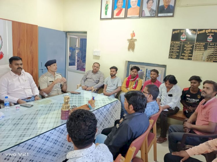 CG:SDOP बेमेतरा ने सिटी कोतवाली बेमेतरा में लिए डीजे संचालको की बैठक…रात्रि 10 बजे के बाद डीजे, धुमाल एवं तीव्र ध्वनि विस्तारक यंत्र का उपयोग नहीं करने का समझाईश दिये