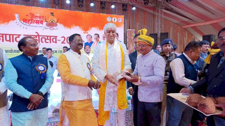 महोत्सव से कला, संस्कृति, पर्यटन व रोजगार को मिलेगा बढ़ावा - श्री सिंहदेव
तीन दिवसीय मैनपाट महोत्सव का हुआ रंगारंग समापन
जनजाति समाज प्रमुखों को किया गया सम्मानित