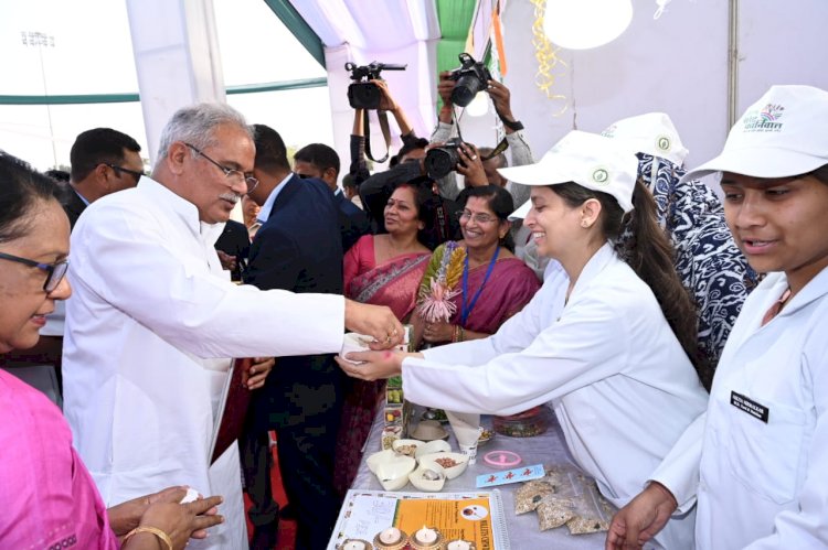 मिलेट कार्निवाल VIDEO: CM भूपेश ने लिया मिलेट के पकौड़े, भजिए का आनंद... मिलेट्स बालूशाही, अप्पे, चिवड़ा और भेल की जानकारी लेने पहुंच रहे लोग... महिलाओं ने भेंट की मुख्यमंत्री को मिलेट से तैयार डॉल... देखें तस्वीरें और वीडियो.....
