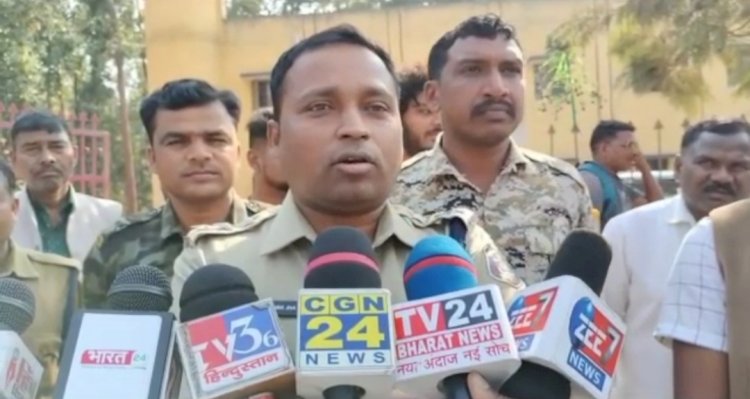 एसडीओपी अभिषेक झा के नेतृत्व में पुलिस चौकी वाड्रफनगर के द्वारा यातायात नियमो का पालन व वाहन दुर्घटनाओं से बचने के लिये समझाईस देते हुये मोटर सायकल चालको को हेलमेट व गुलदस्ता वितरण किया गया