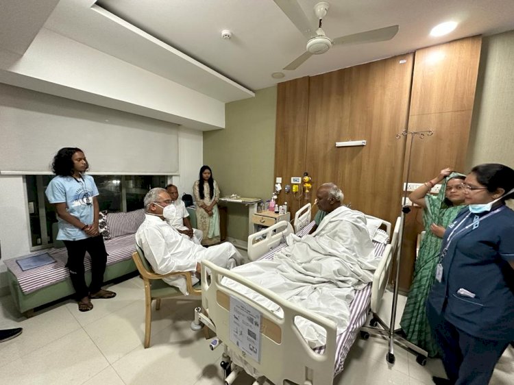 बलरामपुर जिले के विधान सभा सामरी के विधायक एवं संसदीय सचिव चिंतामणि महाराज से मिलने अस्पताल पहुँचे सीएम भूपेश व कृषि मंत्री रविंद्र चौबे , रायपुर के रामकृष्ण अस्पताल में विशेषज्ञ डाॅक्टरों की टीम कर रही ईलाज