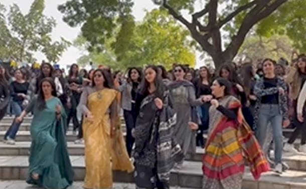 Professors Dance Video: यूनिवर्सिटी की महिला प्रोफेसर्स ने साड़ी में लगाए ठुमके... स्टूडेंट्स संग यूं किया जमकर डांस... देखें वीडियो....