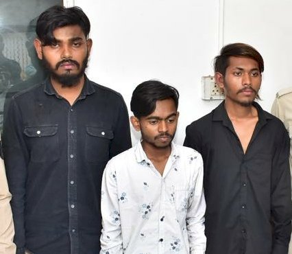 CG- चाकू गोदकर मर्डर VIDEO: शराब पी रहे युवकों ने की अपने ही दोस्त की हत्या... किए ताबड़तोड़ वार... शराब पीने के बाद आपसी विवाद में युवक की गई जान... 3 आरोपी गिरफ्तार... देखें वीडियो....