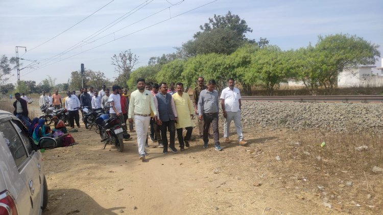 भवराहीं में रेलवे ओवर ब्रिज की मांग को लेकर रेलवे अधिकारियों के साथ एसडीएम व तहसीलदार ने किया मौके का मुआयना...