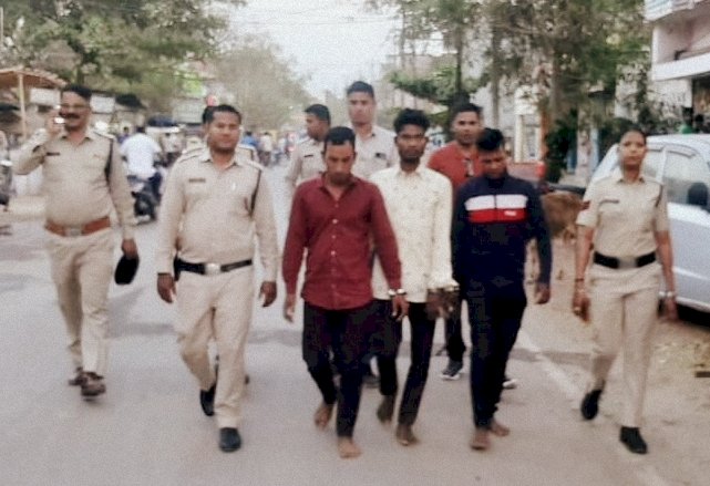 CG VIDEO - नर्सिंग कॉलेज की छात्रा से गैंगरेप की कोशिश: बाइक अड़ाकर रोका रास्ता... दोस्त को पीटा... लड़की से छेड़छाड़ कर संबंध बनाने झाड़ियों में ले जाने लगे... फिर जो हुआ... पुलिस ने निकाला आरोपियों का जुलूस... देखें वीडियो.....
