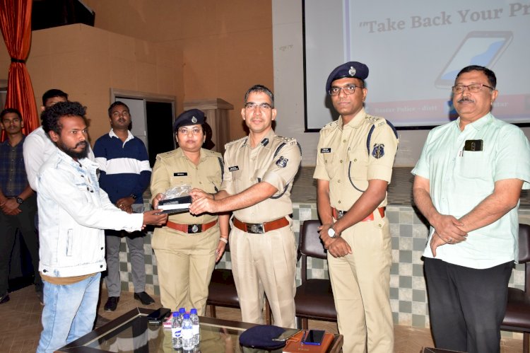 बस्तर पुलिस द्वारा चलाया गया ‘‘टेक बैक योर प्रॉपर्टी’’ अभियान...... लोगों से गुम हुए मोबाईल ढूंढकर मोबाईल स्वामियों के सुपुर्द किया गया......
