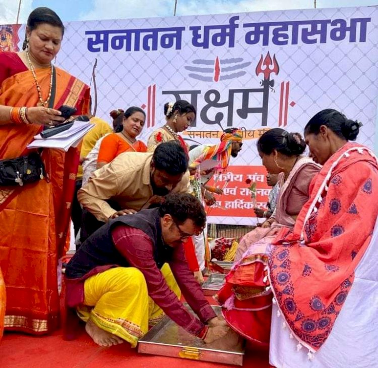 सनातन धर्म महासभा के तत्वाधान में सनातन क्षेत्रीय मंच सक्षम के द्वारा आज नवरात्रि के प्रथम दिवस पर नगर निगम के सफ़ाई कर्मियों का सम्मान किया गया