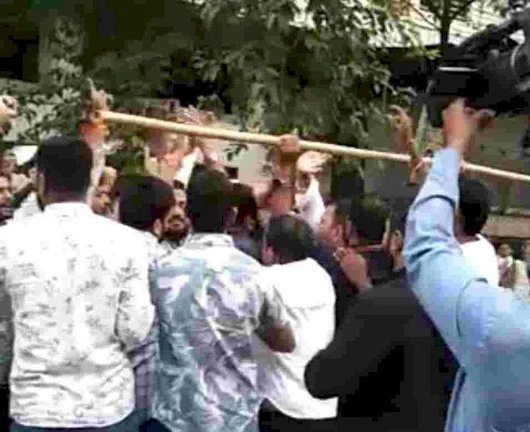 CG-BJP व कांग्रेसियों के बीच जमकर झूमाझटकी, राहुल गांधी की संसद सदस्यता खत्म होने के बाद बवाल…देखे विडियो…
