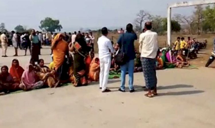CG-दर्दनाक सड़क हादसा: तेज रफ्तार डंपर ने छह बच्चियों को रौंदा, दो की मौत, एक गंभीर व तीन घायल…गांववालों ने कर दिया चक्काजाम…