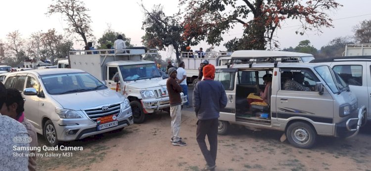 ग्राम पंचायत दर्रीपारा जनपद भैयाथन के कुदरगढ़ मार्ग सड़क जाम में फसे NSUI सरगुजा जिला मिडिया प्रभारी एवं उनकी टीम