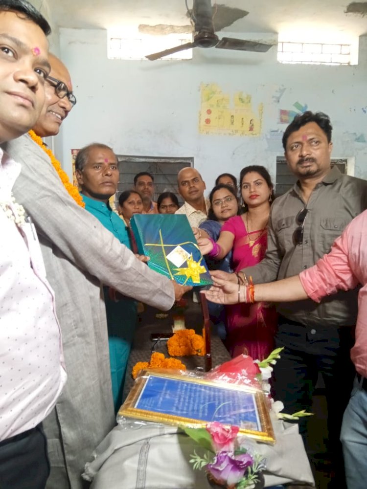 शासकीय उच्चतर माध्यमिक विद्यालय बूढ़ीखार के अंतर्गत उच्च वर्ग शिक्षक अवधेश कुमार नापित को दी गई भावभीनी विदाई पढ़े पूरी खबर