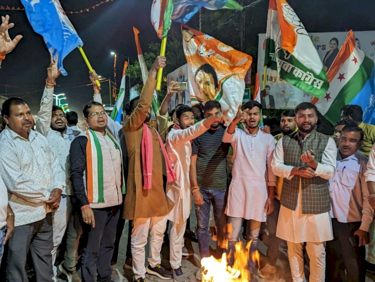 Surajpur News : केंद्र सरकार की लोकतंत्र की हत्या करते हुए सरकारी एजेंसियों के तानाशाही के खिलाफ आज सुरजपुर जिला मुख्यालय में विशाल लोकतंत्र बचाओ मशाल रैली निकाली गई