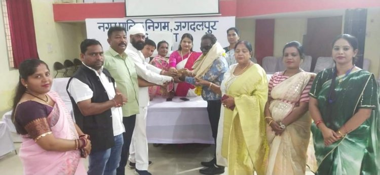 आज नगर पालिक निगम कार्यालय मे निगम स्वच्छता विभाग के सोनसिंह के सेवानिवृत्त होने पर नगर निगम परिवार द्वारा उन्हें ससम्मान विदाई दी गई