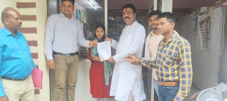 संसदीय सचिव रेखचन्द जैन ने बेरोजगारी भत्ता हेतु जिले के पहली हितग्राही को दी स्वीकृति आदेश