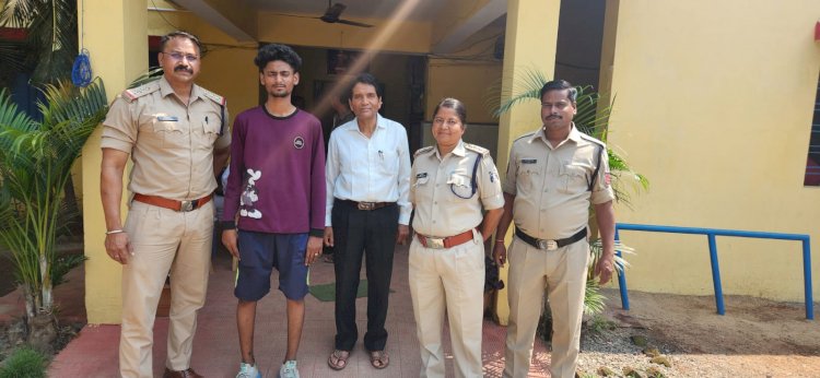 CG ब्रेकिंग : अपने पुत्र के मिलने की उम्मीद छोड़ चुके परिवाजनों को बस्तर पुलिस ने दी खुशियो की सौगात...... 06 वर्ष पश्चात् लापता हुए पुत्र को पाकर परिवारजनो के चेहरे पर आई खुशियाॅं...... वर्गीस काॅलोनी हाउसिंग बोर्ड जगदलपुर से हुआ था लापता...... 14 वर्ष की उम्र में गुम हुआ था अंकित कुशवाहा...... गुम बालक गुजरात के जिला सूरत में कैटरिंग का काम कर रहा था......