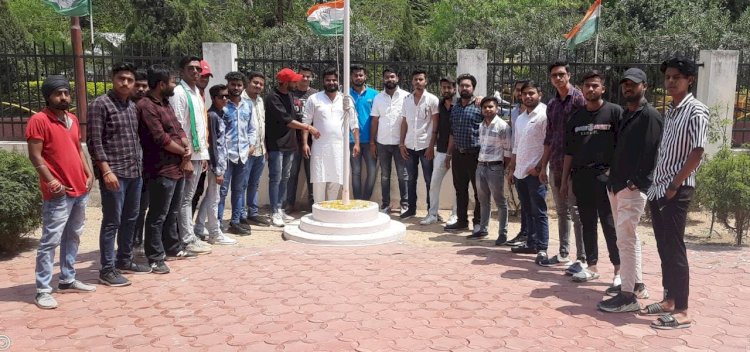 NSUI सरगुजा के द्वारा किया गया ध्वजारोहण