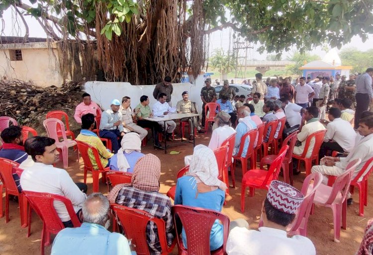 CG News: समाज प्रमुख एवं ग्रामीणों ने बिरनपुर घटना की कड़ी निंदा की...आईजी व कलेक्टर ने ली सर्व समाज प्रमुखों एवं ग्रामीणों के साथ ली शांति समिति की बैठक...