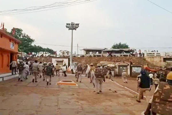 Bemetara Violence : बिरनपुर में पिता-पुत्र की हत्या मामले में सुराग देने वालों को मिलेगा ईनाम...एसपी ने घोषित किया इनाम…इन नंबरों पर दे सकते हैं जानकारी…