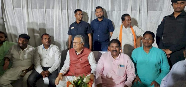 पूर्व मूख्यमंत्री डा० रमन सीग एवं वर्तमान राष्ट्रीय उपाध्यक्ष माहरा समाज बस्तर संभाग के अध्यक्ष विनय सोना के निवास स्थल पहुंचे......
