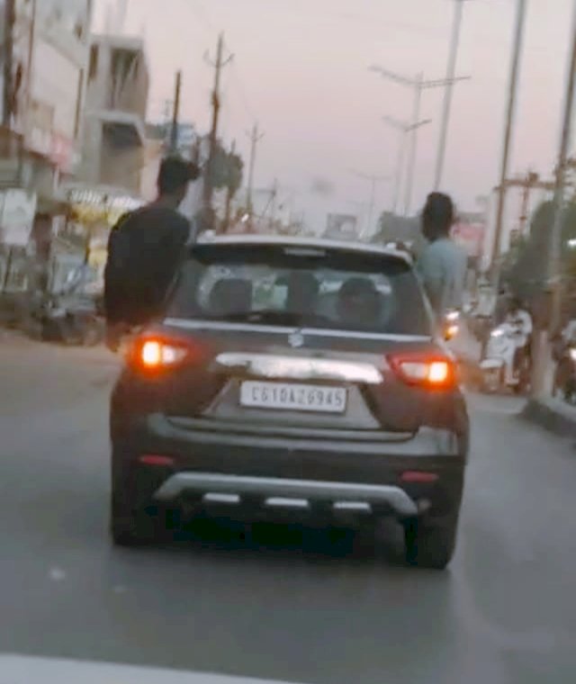 कार स्टंट VIDEO: युवकों का चलती कार में खतरनाक स्टंट,कार में जानलेवा स्टंट करना पड़ा भारी…VIDEO वायरल हुआ तो पुलिस ने युवकों के खिलाफ की ये कार्रवाई...देखें वीडियो...
