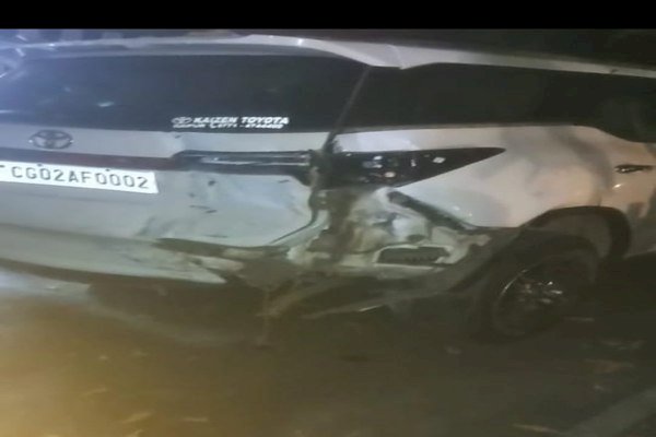 CG ब्रेकिंग : कैबिनेट मंत्री उमेश पटेल के काफिले की गाड़ी ने मंत्री की गाड़ी को मारी पीछे से टक्कर...मंत्री के पैर और सर में आयी चोट…