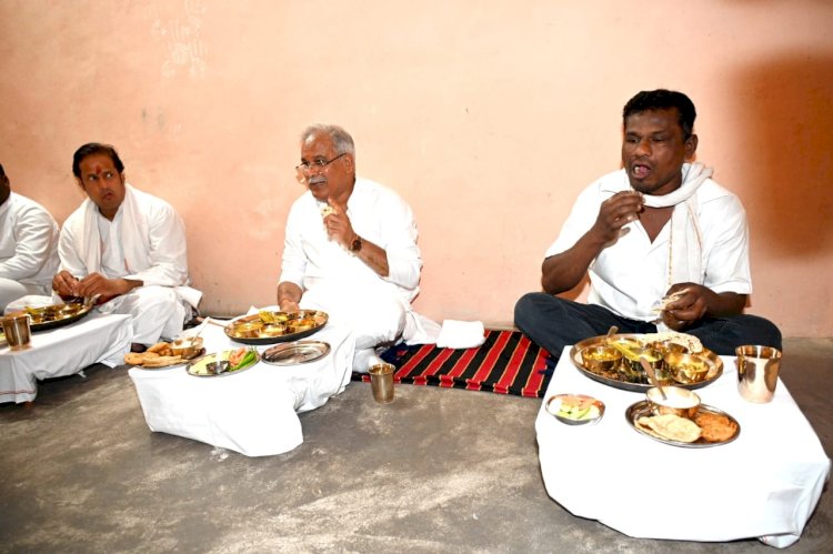 CG VIDEO: मुख्यमंत्री ने यादव परिवार के घर लिया स्वादिष्ट छत्तीसगढ़ी भोजन का आनंद...भोजन में गिल्की झुरगा, सेमी-भाटा,चेंच भाजी,अदौरी बरी और पालक दाल.... देखें फोटो और वीडियो.....