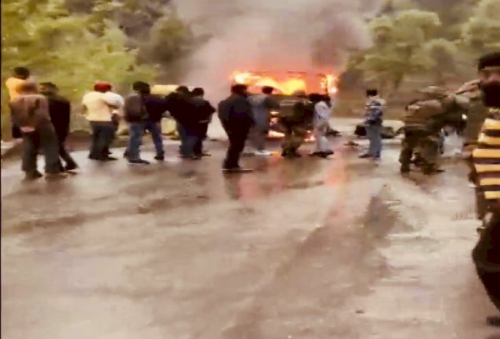 5 जवान शहीद: सेना की गाड़ी में आतंकी हमला…हमलावरों में गाड़ी में की फायरिंग,फिर लगी आग, 5 जवान शहीद….