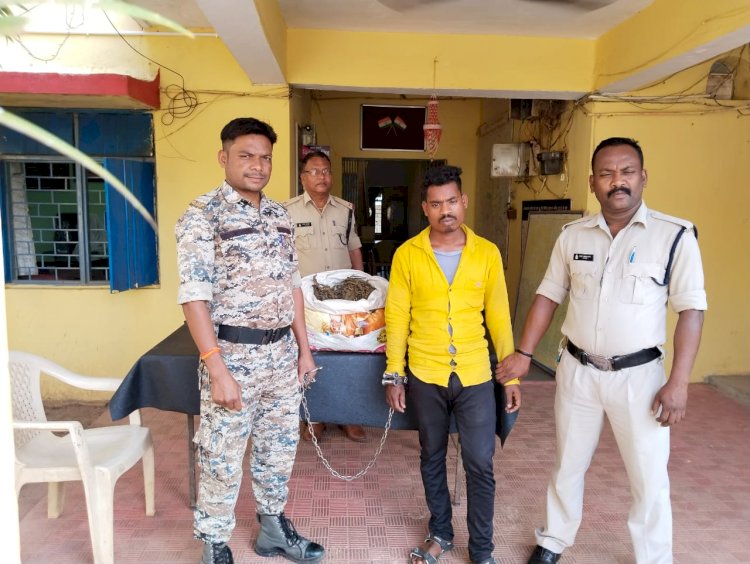 CG ब्रेकिंग : अवैध गाँजा की बिक्री करने ग्राहक के इंतजार करते पकड़ा गया युवक...... जप्त गाँजा कुल 4.300 किलोग्राम जिसकी अनुमानित कीमत - 43,000/- रूपये होना पाया गया......