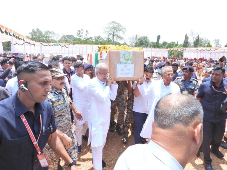 CG शहीदों को अंतिम विदाई : शहादत को सलाम,जवानों के कंधे पर आए , तिरंगे में लिपटे शव के पास बिलखतें रहे परिजन…CM भूपेश ने दिया शहीद जवानों की अर्थी को कंधा,देखे फ़ोटो और विडियो…