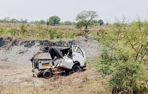 CG दो महिलाओं की मौत : यात्रियों से भरी मैजिक को तेज रफ्तार ट्रेलर ने मारी टक्कर, दो महिलाओं की मौत ,5 घायल…मैजिक के उड़े परखच्चें….