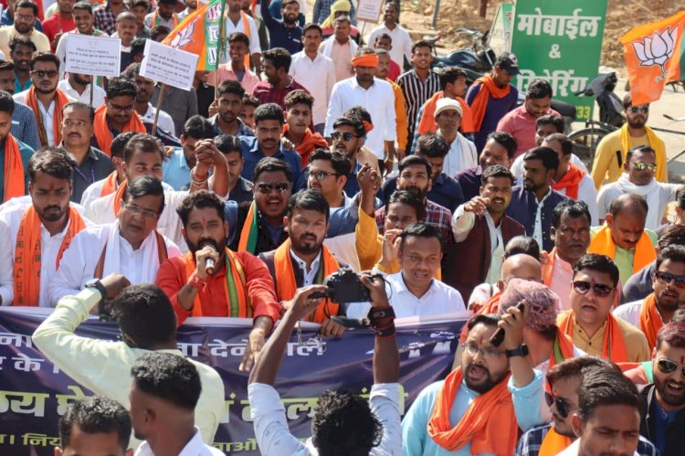 युवा मोर्चा ने भरी हुंकार बेरोजगारी भत्ता के कड़े नियम के खिलाप युवा मोर्चा ने जिलाध्यक्ष के नेतृत्व में कलेक्ट्रेट का किया घेराव जड़ा ताला...