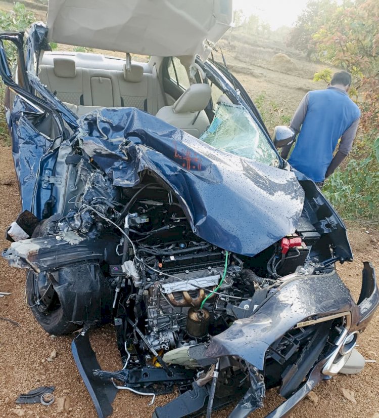 CG Road Accident 3 लोगों की दर्दनाक मौत BIG NEWS: भीषण सड़क हादसा...मंदिर से लौट रहे परिवार की तेज रफ्तार कार ट्रक से टकरायी,पिता-पुत्री सहित 3 की दर्दनाक मौत...नई कार के उड़े परखच्चें…