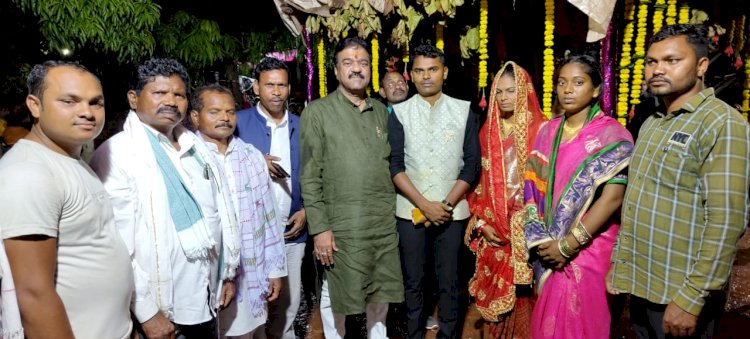 ग्राम पंचायत टोंडापाल के वरिष्ठ कांग्रेस नेता मोहन नाग के भाई स्वामीनाथ नाग के विवाह समारोह में शामिल हुए विधायक जगदलपुर एवं संसदीय सचिव रेखचंद जैन...