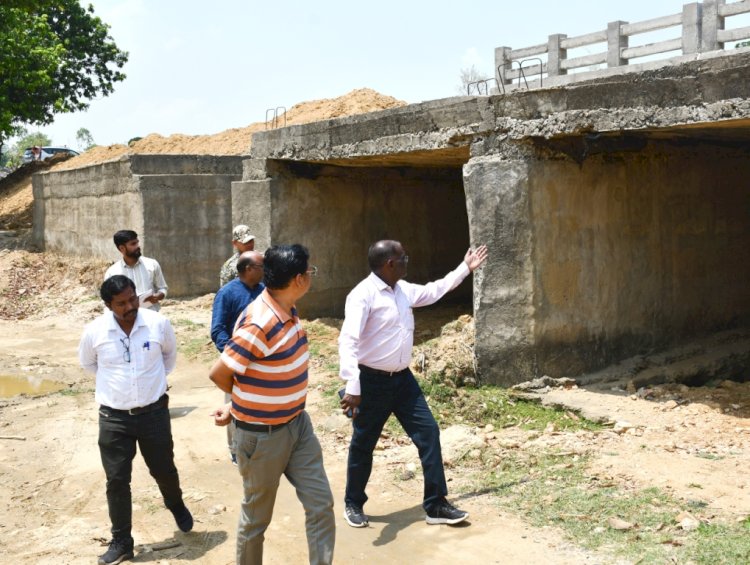 नव पदस्थ कलेक्टर रिमिजियुस एक्का ने वाड्रफनगर विकासखंड का दौरा कर सीमावर्ती क्षेत्रो एवं विकास कार्यों का किया निरीक्षण