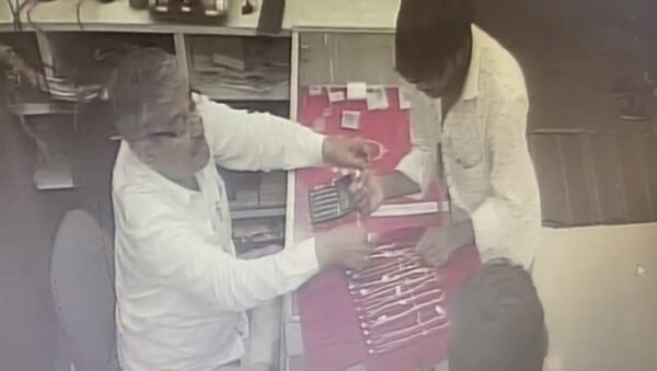 CG CRIME NEWS : सरेआम व्यापारी को दिया चकमा : ज्वेलर्स दुकान से मिनटों में सोने की चैन लेकर रफूचक्कर हुआ चोर, CCTV में कैद हुई पूरी वारदात