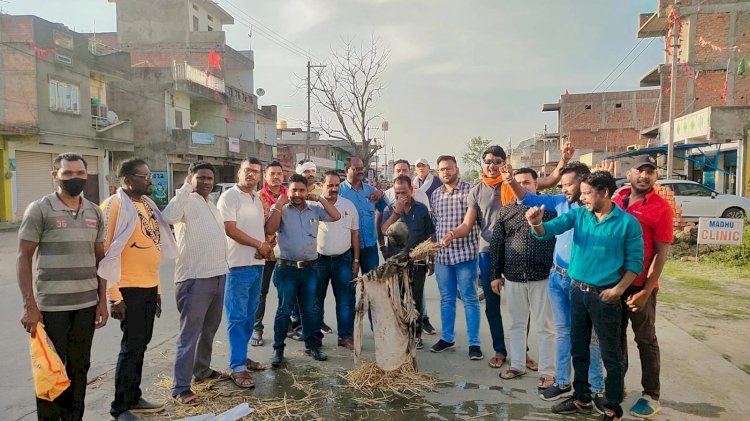 लखनपुर : भारतीय जनता पार्टी के लखनपुर मंडल और कुन्नी मंडल के कार्यकर्ताओं द्वारा 2000 करोड रुपए का शराब घोटाला के विरोध में मुख्यमंत्री भूपेश बघेल का पुतला दहन किया गया