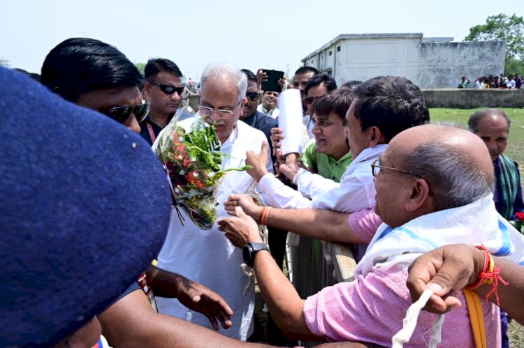 CM BHENT MULAQAT : मुख्यमंत्री भूपेश बघेल का हेलीपैड पर जोरदार स्वागत