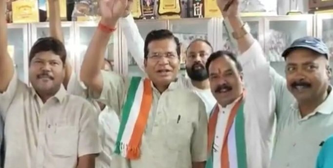 CG NEWS : कर्नाटक में कांग्रेस की बढ़त पर PCC मोहन मरकाम ने खिलाई मिठाई और कही यह बात