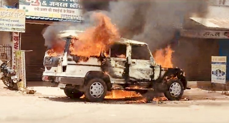 द बर्निंग बुलेरो VIDEO: चलती गाड़ी में अचानक लगी भीषण आग...बोनट से उठा धुआं और धधकने लगीं लपटें...देर से पहुंचा दमकल…चलती कार सड़क पर स्वाहा...फिर हुआ ये...देखें VIDEO.....