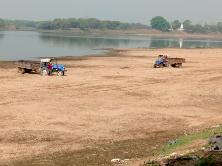 भिलौनी से दिन रात लगातार बेधड़क होकर किया जा रहा अवैध रेत उत्खनन ऊपर भेजने के नाम पर हो रही अवैध वसूली पढ़े पूरी खबर