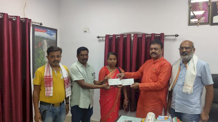 संसदीय सचिव रेखचंद जैन ने पंचायत कावापाल एवं तिरिया को मेला मंडई आयोजन हेतु सौंपा एक एक लाख रुपए का चेक