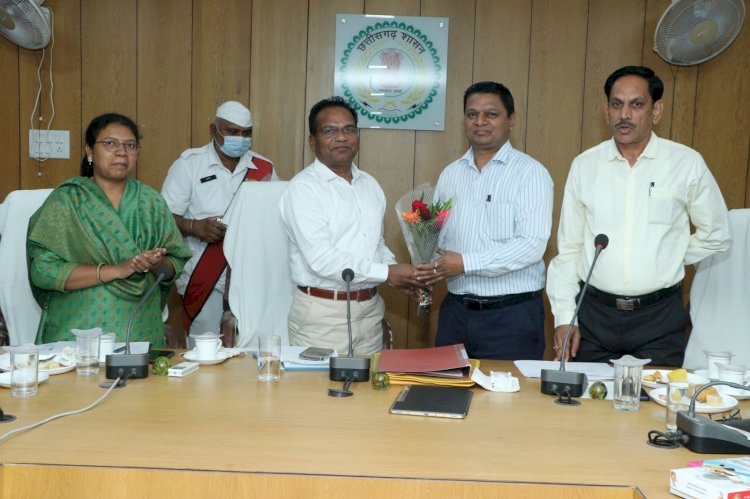 CG:डिप्टी कलेक्टर प्रवीण तिवारी के स्थानांतरण होने पर जिला प्रशासन ने दी भावभीनी विदाई...मुंगेली जिले में स्थानांतरण होने पर भावभीनी विदाई दी गई.. बेमेतरा जिले में 02 साल सेवा दिये