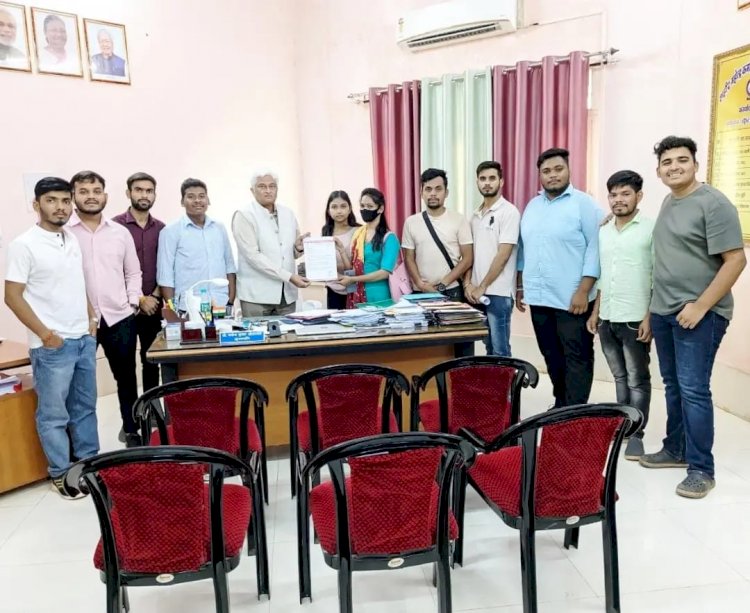 अभाविप बस्तर ने सेमेस्टर परीक्षा की तिथि बढ़ाने हेतु कुलपति को सौंपा ज्ञापन