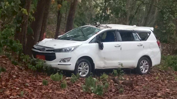 Chhattisgarh MLA की कार पलटी : शादी समारोह में शामिल होने जा रही महिला MLA की कार पलटी, आनन-फानन में ले जाया गया अस्पताल…देखे विडियो…