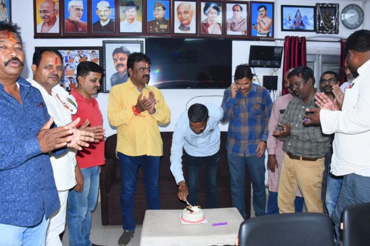 विधायक जैन ने केक खिलाकर मनाया विनोद का जन्मदिन